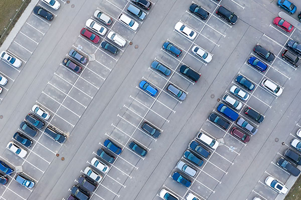 immagini auto in parcheggio